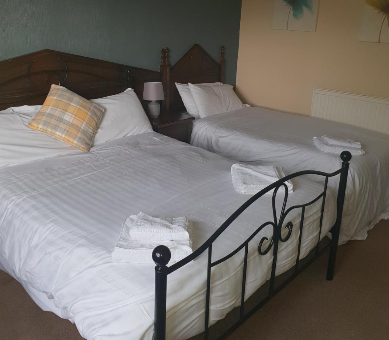 Queensberry Arms Hotel แอนนัน ภายนอก รูปภาพ